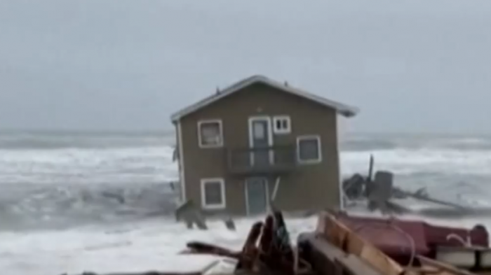 Captan momento exacto en que una casa fue arrastrada hacia el mar durante fuerte oleaje