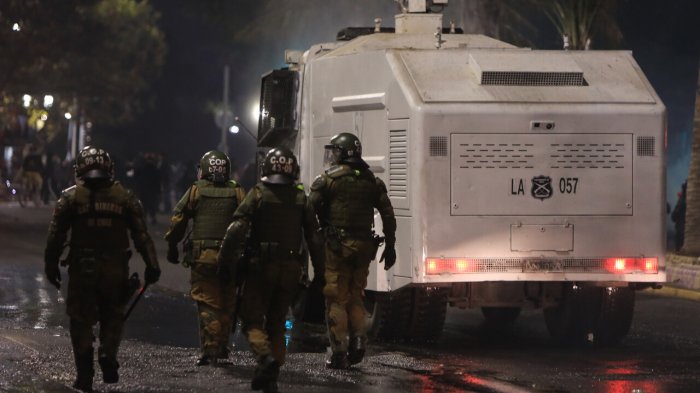 Mujer resultó herida tras recibir pedrada en su cabeza en Plaza Baquedano