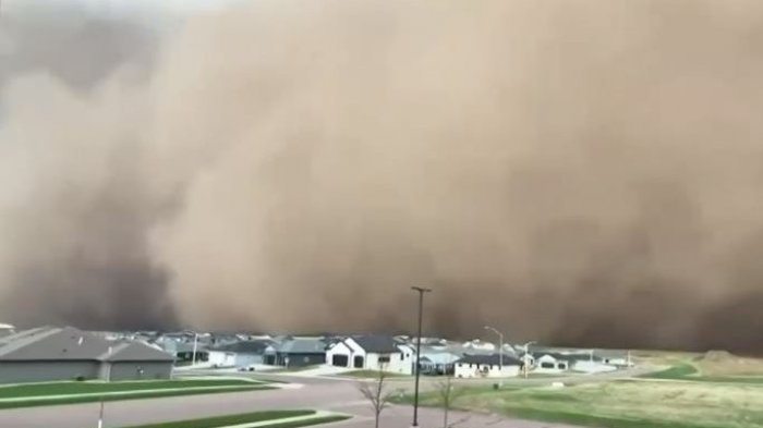 Registran impresionante tormenta de arena que cubre todo a su paso en ciudad de Estados Unidos