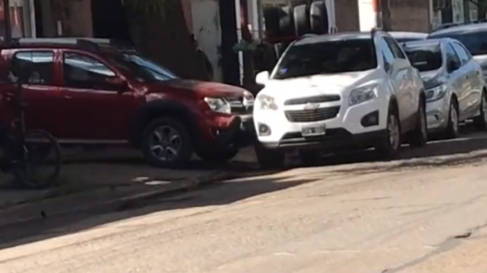 Vecino se cansó de que le bloqueen la salida y decidió impactar el vehículo con su propia camioneta