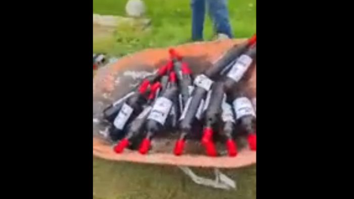 Usaron incluso carretilla: Camión que transportaba vinos se volcó y la gente se llevó las botellas
