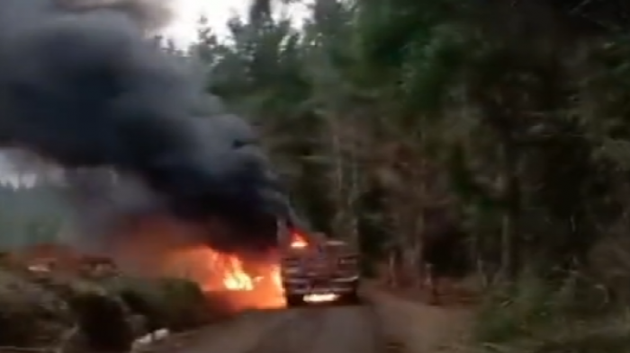 Reportan la quema de al menos siete camiones y una grúa de faena forestal en La Araucanía