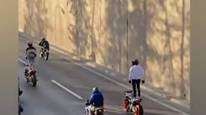 Captan a imprudentes motociclistas en plena Autopista Central: Algunos iban de pie sobre las motos