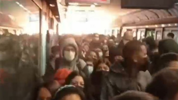 Pasajeros reportaron explosión: Captan momento en que evacúan a toda velocidad de metro Las Rejas
