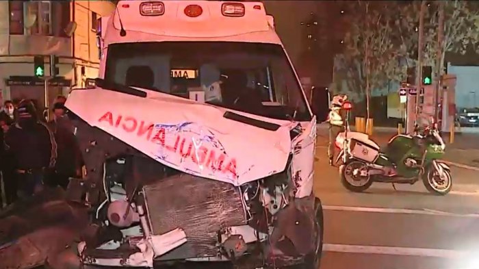 Ambulancia que iba a un accidente terminó chocando antes de llegar con una micro en 10 de julio