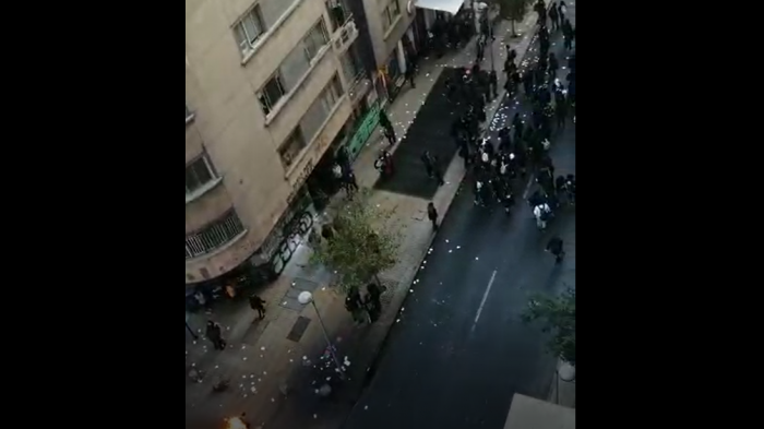 Denuncian ataque a edificio Junaeb tras manifestación de estudiantes por mejoras en alimentación