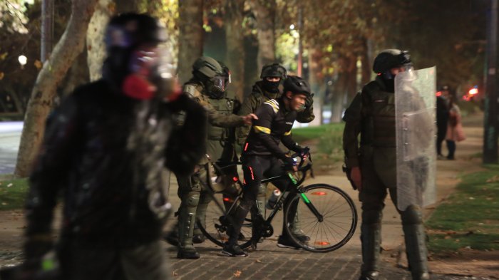 Captan agresión de Carabineros a ciclista en Plaza Baquedano: Denuncian que lo empujaron al río