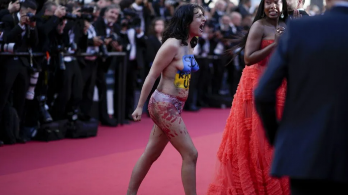 Mujer ingresó semidesnuda a alfombra roja de Cannes y protestó contra la violencia sexual en Ucrania
