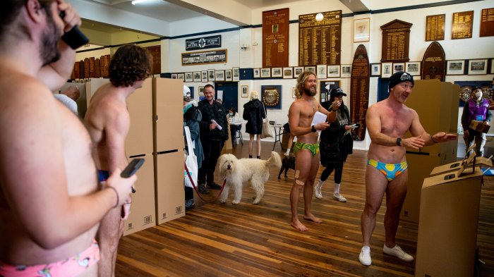 En traje de baño y comiendo salchichas: Las llamativas postales que dejaron las elecciones en Australia