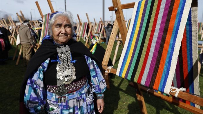 Mujeres mapuche rompen récord mundial: Tejen el arcoíris más largo del mundo