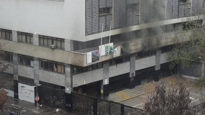 Reportan incendio al interior del Instituto Nacional: Bomberos y Carabineros están en el lugar