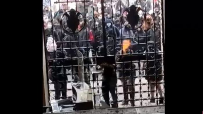 Encapuchados atacan la Municipalidad de Santiago