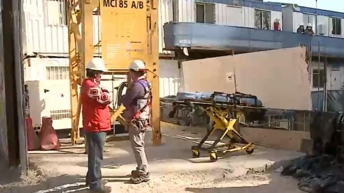 Trabajan en el rescate de hombre atrapado en fosa de una construcción en Santiago Centro