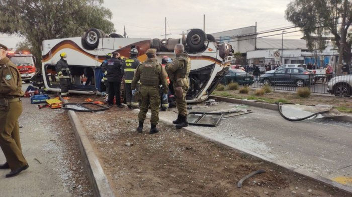 Accidente entre camión y bus interurbano deja dos fallecidos y más de 10 lesionados en Cerrillos
