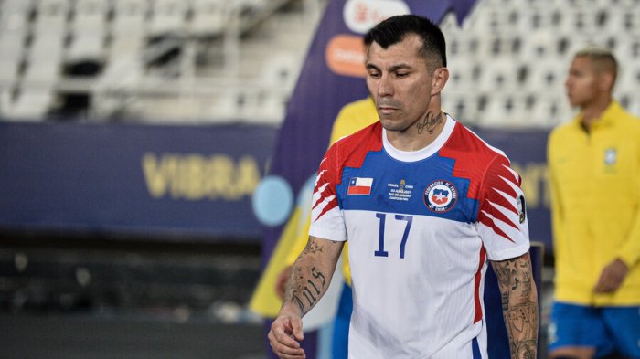 Seremi de Salud responde a Gary Medel por show de Karol G: 