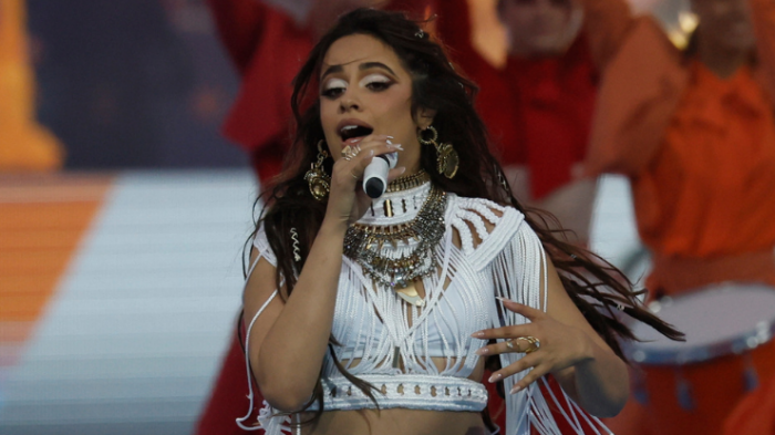 Camila Cabello brilla entre el caos de Saint Dennis: Retrasaron su show de apertura en dos ocasiones