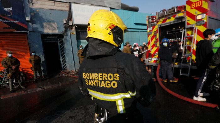 Confirman el hallazgo de dos personas fallecidas tras incendio en cité ubicado en el centro de Santiago