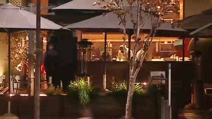 Simularon ser repartidores, pero eran motoclocks y asaltaron a clientes de pizzería en Vitacura