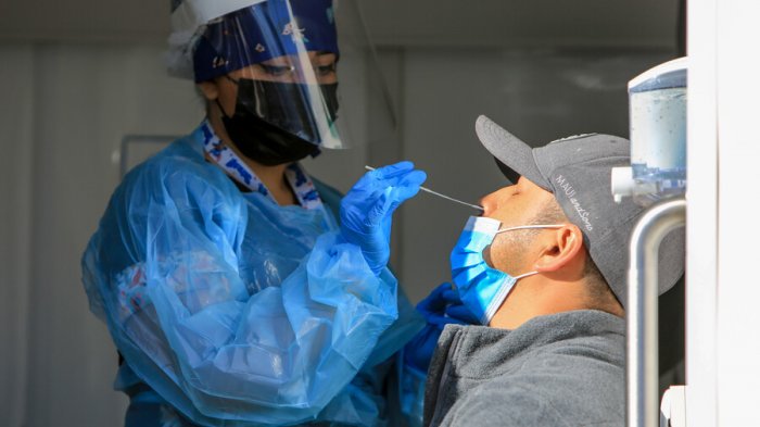 Informe U. de Chile proyecta nuevo peak de casos diarios de COVID-19 para las próximas dos semanas