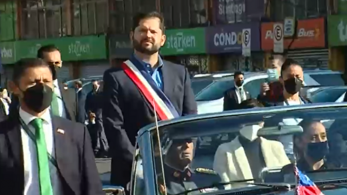 Saludando a la gente y con la banda presidencial: Así llegó el pdte. Boric al Congreso para la Cuenta Pública