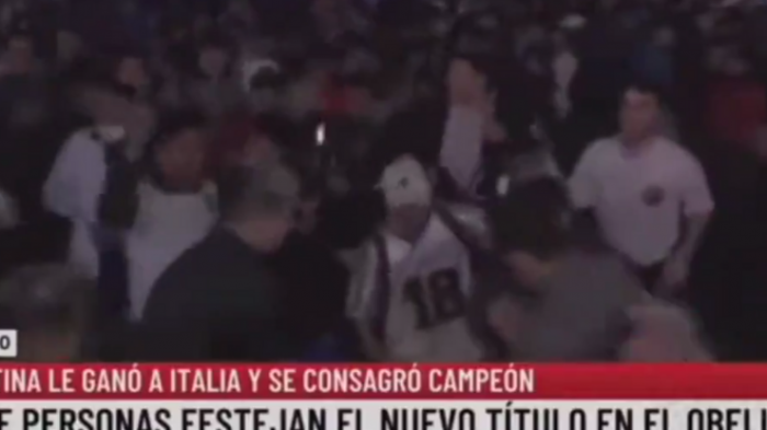 “Me chorearon”: Periodista estaba cubriendo festejos del título de Argentina y le robaron en vivo su celular