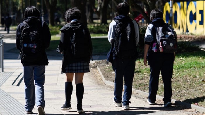 Mineduc suspende las clases en dos comunas de Santiago por corte de agua