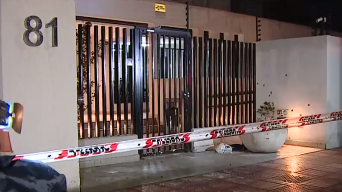 Se bajó del auto y percutó más de 10 tiros: Conductor baleó a pareja en la entrada de un edificio en La Cisterna