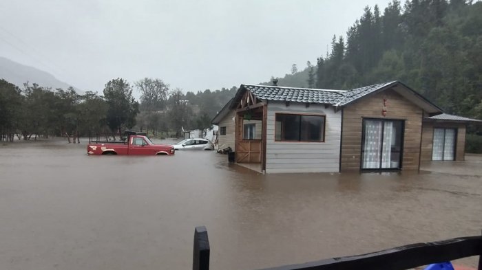 Lluvias torrenciales provocan desbordes de ríos y dejan a familias aisladas en el sur