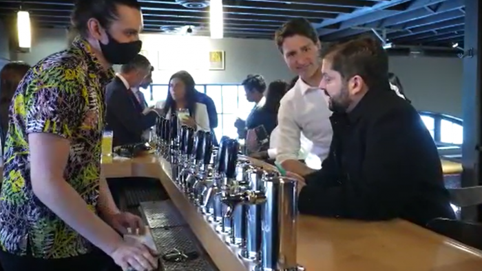 Pdte. Boric y primer ministro Justin Trudeau disfrutaron de cervezas en bar de Canadá