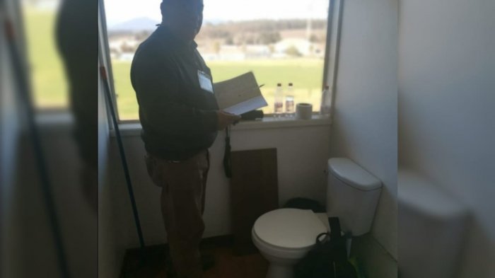 Insólito: Asignan baño del estadio como caseta de transmisiones a relator deportivo en Valparaíso