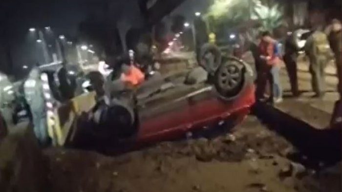 Persecución que inició en Pudahuel terminó con balacera y con un auto volcado en Cerro Navia