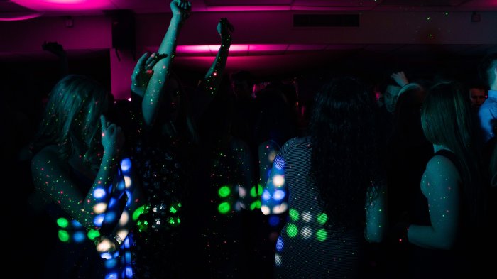 Crean fórmula para calcular el mejor momento para llegar a una fiesta: Esto es lo que debes hacer