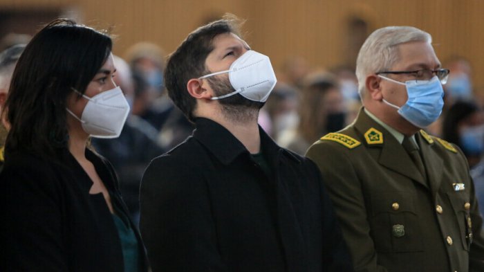 A sólo horas de aterrizar en Chile: Pdte. Boric asiste al velorio de carabinero asesinado en Pedro Aguirre Cerda