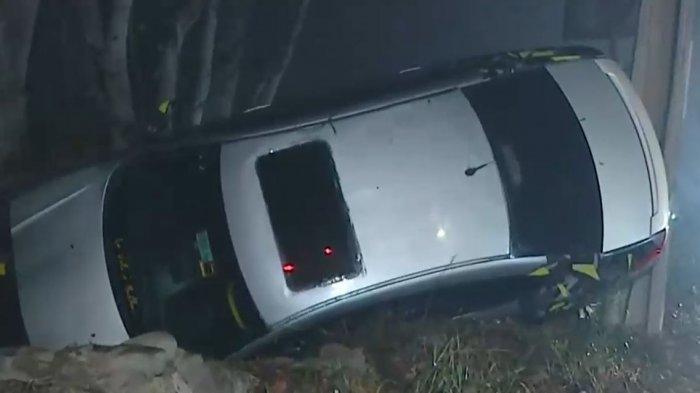 Ojo con la espesa niebla: Auto terminó volcado en una zanja en Camino a Lonquén