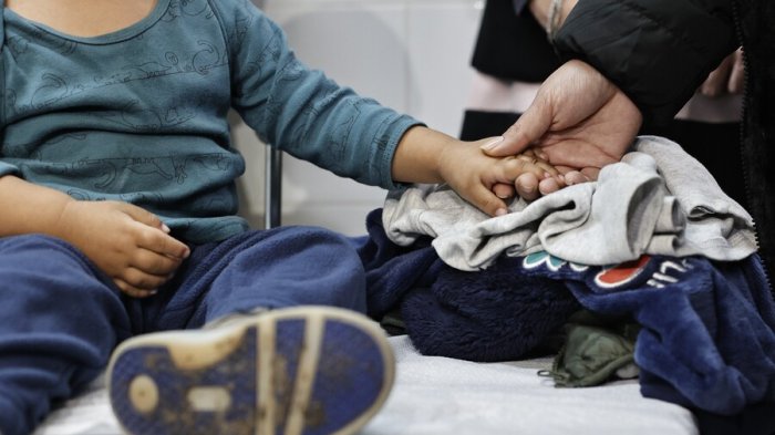 ¿Cuándo ir a urgencia por virus respiratorio? Los síntomas en recién nacidos para estar alerta