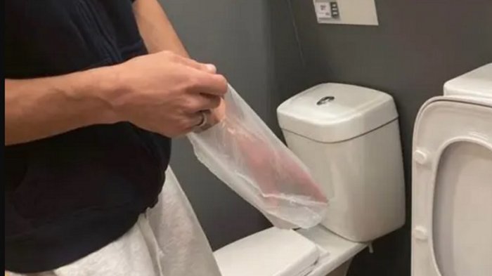 Caso de niño que usó baño de exhibición se vuelve viral en Inglaterra: 