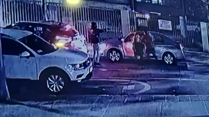 Violento asalto a chofer de aplicación: Delincuentes tardaron solamente 25 segundos en robarle el vehículo