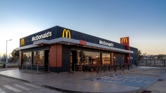 Tecnología, medioambiente y más locales: La millonaria inversión en Chile de la franquicia operadora de McDonald's