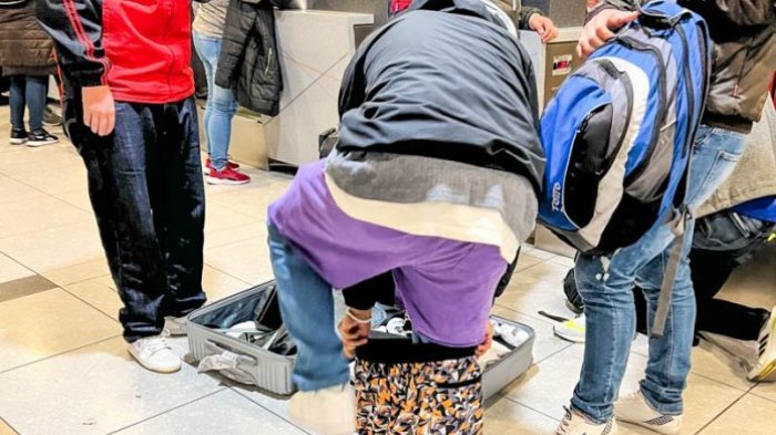 Le quisieron cobrar por exceso de equipaje y así se las ingenió para disminuir el peso de su maleta