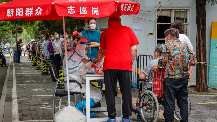 El objetivo es cortar la cadena de contagio: China pagará a ciudadanos que delaten a vecinos con COVID-19