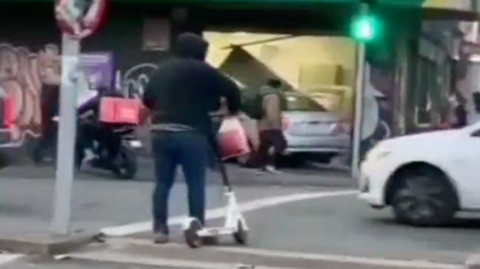 Auto quedó incrustado en farmacia de Vicuña Mackenna: Conductor se habría descompensado