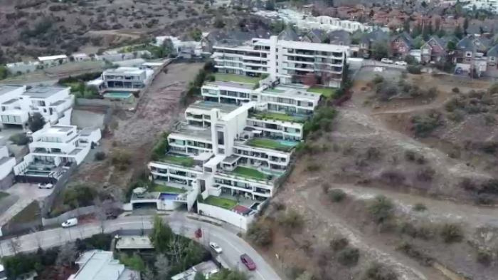 Prometieron dos departamentos en Lo Barnechea: Familia denuncia millonaria estafa con terreno