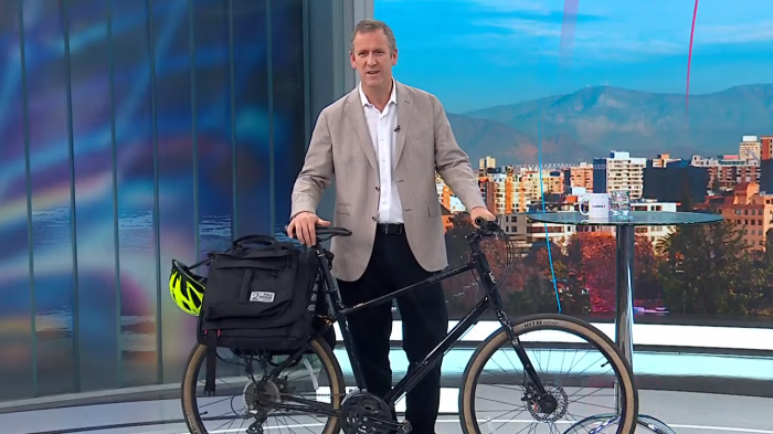 Ministro de Transportes llegó en bicicleta a entrevista en CHV Noticias: 
