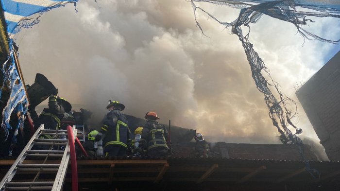 Incendio fuera de control en Santiago Centro: Hombre fue rescatado en estado de gravedad