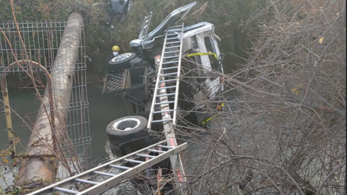 Investigan causas del accidente: Camión grúa se volcó en canal San Carlos y dejó un fallecido