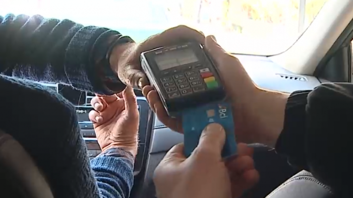 Nueva estafa con tarjetas bancarias: Le robaron 500 mil pesos en un viaje en taxi