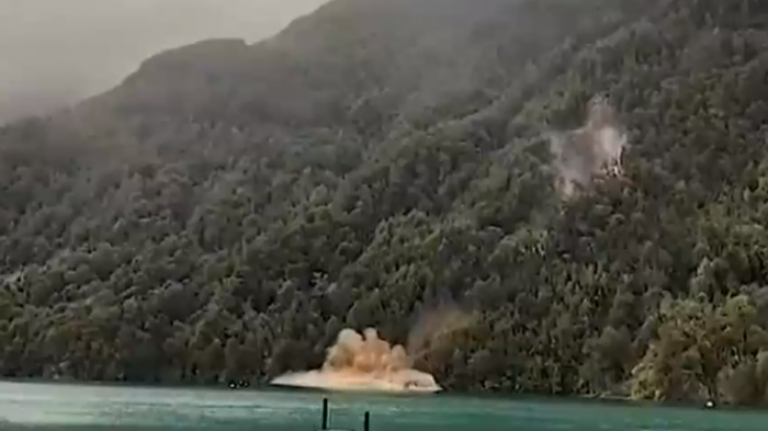 Llaman a tener precaución: Desprendimiento de tierra en lago Todos los Santos provocó graves daños