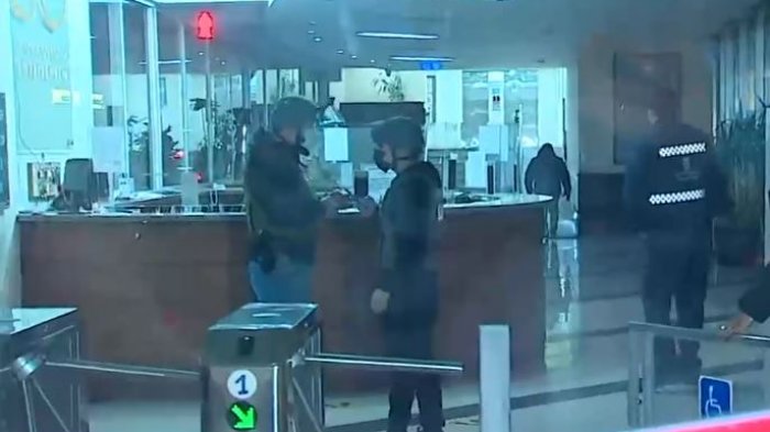 En pleno centro de Santiago: Encuentran muerta a persona baleada en estacionamiento de edificio