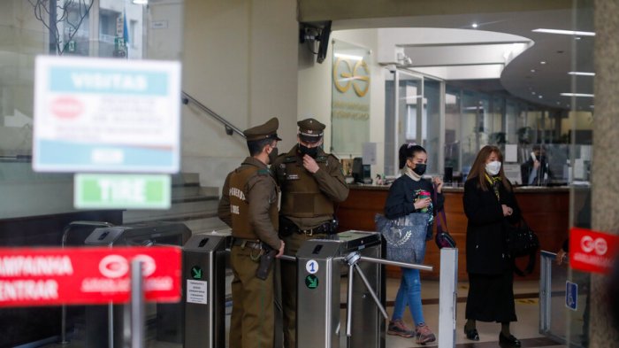 Asesinato de hombre en edificio de Huérfanos: Habría más de un agresor y víctima no ha sido identificada