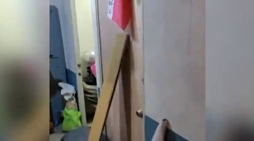 Indignación por familias que viven en bodega de edificio en Santiago: Dueño arrendaba espacios subterráneos